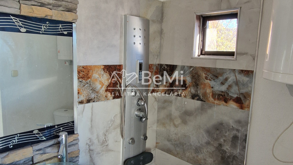 Novopostavená chatka so záhradou v Rimav. Sobote - NA PREDAJ