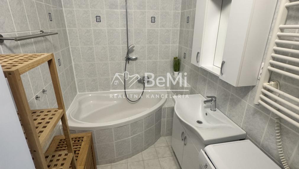 REZERVOVANÉ: Priestranný 3 izbový byt s lodžiou a veľkou pivnicou, Nitra – Škultétyho ul.