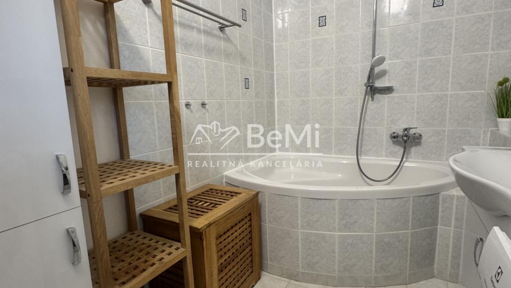 REZERVOVANÉ: Priestranný 3 izbový byt s lodžiou a veľkou pivnicou, Nitra – Škultétyho ul.