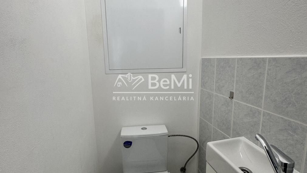 REZERVOVANÉ: Priestranný 3 izbový byt s lodžiou a veľkou pivnicou, Nitra – Škultétyho ul.