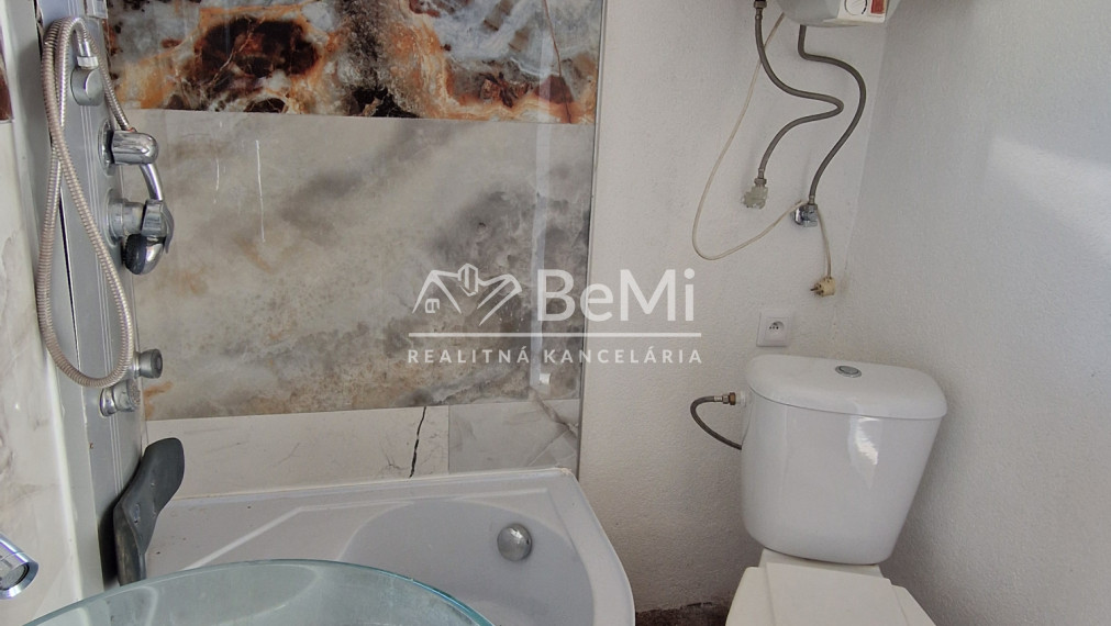 Novopostavená chatka so záhradou v Rimav. Sobote - NA PREDAJ