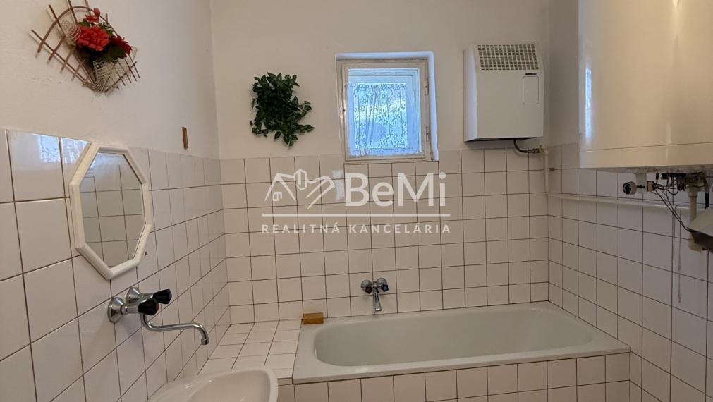 Rodinný dom v Ľubotíne s veľkým pozemkom na predaj