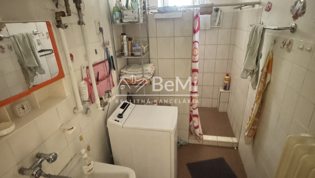 7-izbový rodinný dom, veľká záhrada, garáž, investičná príležitosť - Vinodol