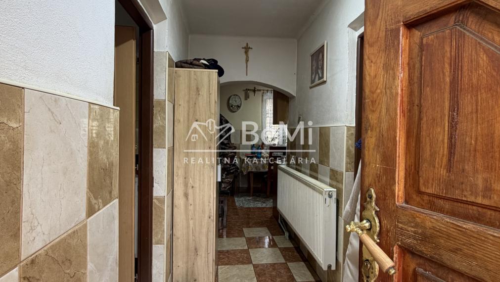 Rodinný dom s 1112 m2 záhradou aj chatou v obci Jelšava-PREDAJ