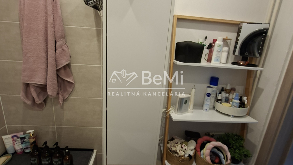 REZERVOVANÝ 3-IZBOVÝ BYT PO KOMPLETNEJ REKONŠTRUKCII | SEREĎ | LEN 5 MINÚT OD CENTRA ID047-113-EVBA