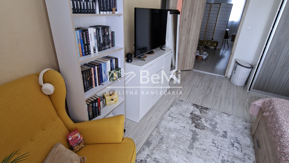 REZERVOVANÝ 3-IZBOVÝ BYT PO KOMPLETNEJ REKONŠTRUKCII | SEREĎ | LEN 5 MINÚT OD CENTRA ID047-113-EVBA
