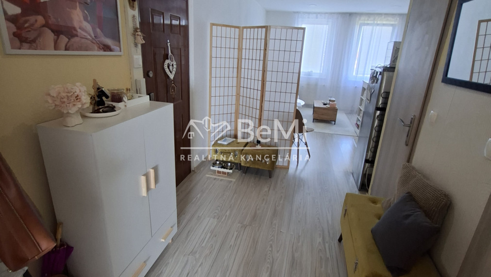 REZERVOVANÝ 3-IZBOVÝ BYT PO KOMPLETNEJ REKONŠTRUKCII | SEREĎ | LEN 5 MINÚT OD CENTRA ID047-113-EVBA