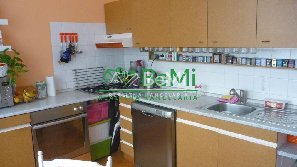 Na predaj : Pekný 3 izbový byt s balkónom-Banská Bystrica-Sásová (218-113-BBa)