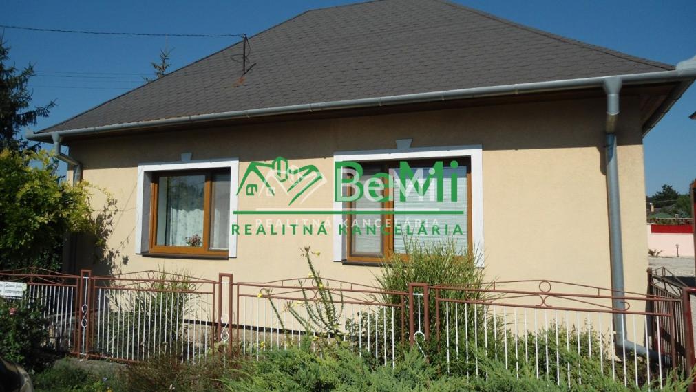 ID:  1244 - 12, NR - RD  Dražovce, dvojgeneračný štvorec s prístavbou po celkovej rekonštrukcii, dvojgeneračný, 4 izby, 2x kuchyňa, 2x kúpeľňa s WC, všetky IS, dobrá lokalita, 7 ár.,