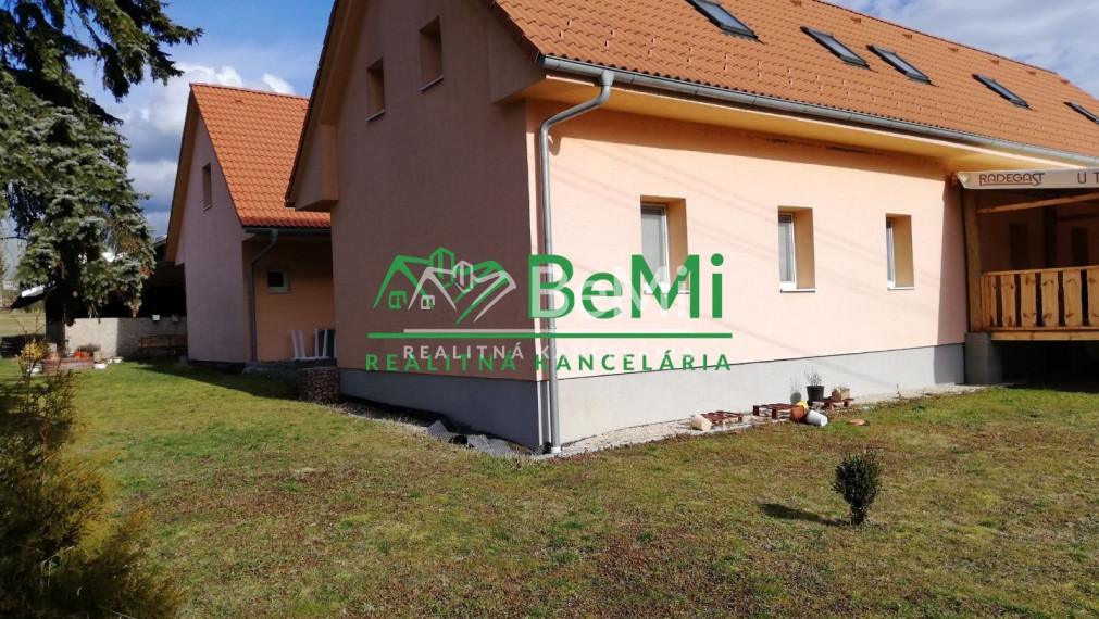 Predaj apartmánový ubytovací dom pri meste Bánovce nad Bebravou, terasa, altánok, reštaurácia, bar, všetky IS