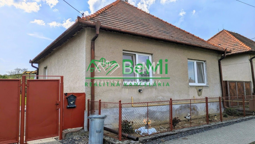 REZERVOVANÉ - Predaj, rodinný dom s veľkým pozemkom - Velčice (1210-12-AFI)