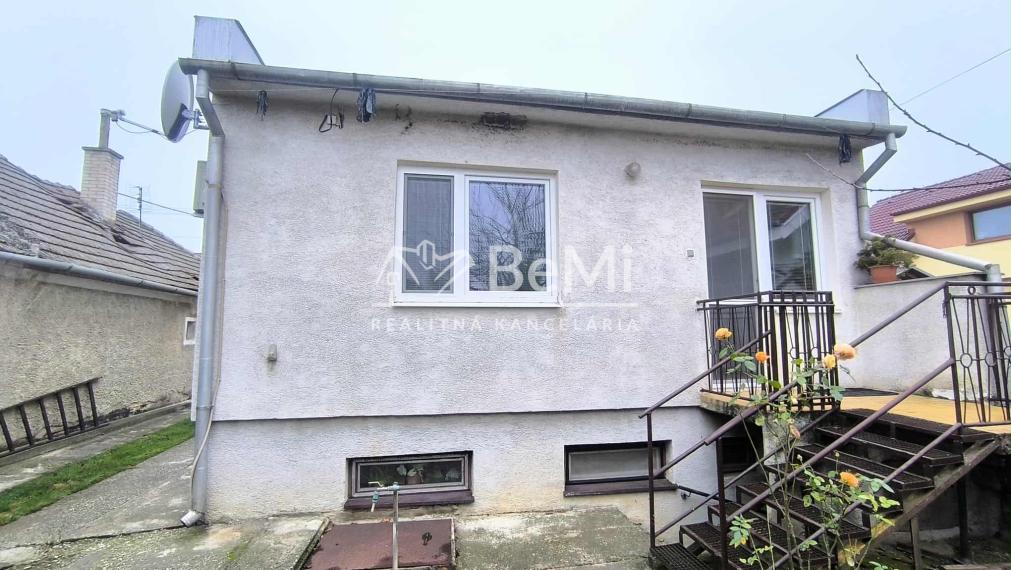 Na predaj útulný 3-izbový bungalov s pivnicou, veľkým rovinatým pozemkom a garážou