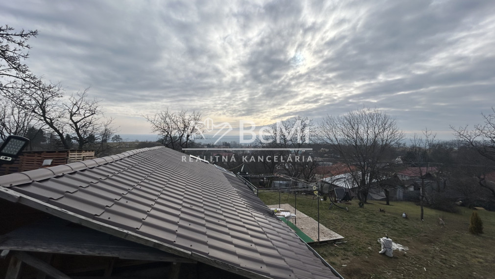 Chata s veľkým pozemkom 1592 m² v obci Nižná Pokoradz