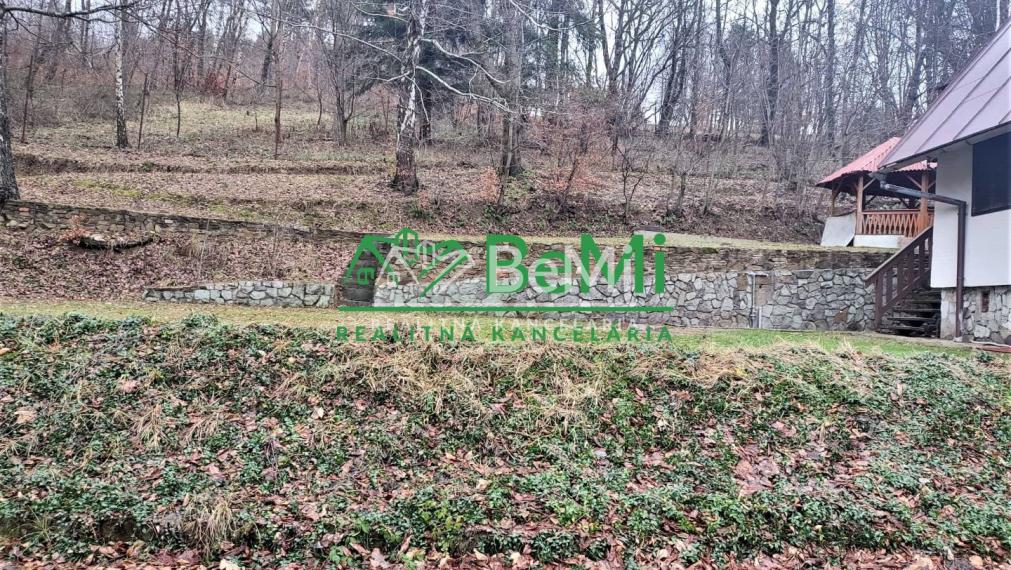 Chata na úplnej samote v lese s vlastnou prístupovou cestou  039-13-MACHO