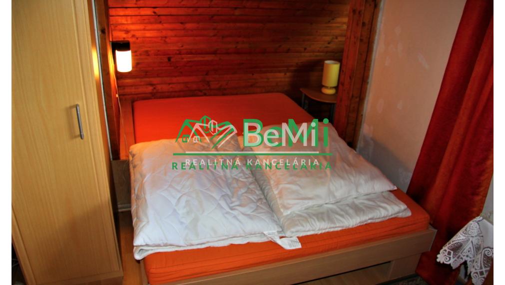 Chata na úplnej samote v lese s vlastnou prístupovou cestou  039-13-MACHO