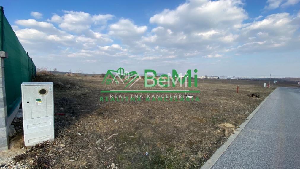 Pozemok Párovské Háje 3 272 m2 ,na výstavbu RD ,všetky IS ID 289-14-MIG