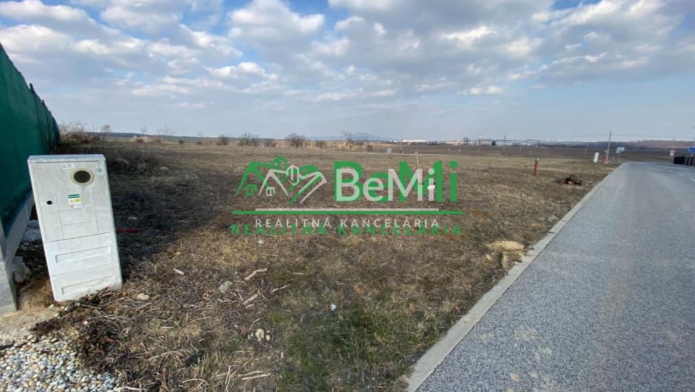 Pozemok Párovské Háje 3 272 m2 ,na výstavbu RD ,všetky IS ID 289-14-MIG