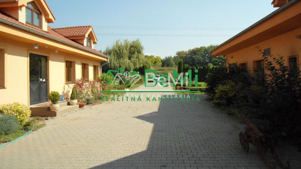 NR - Veľký Báb, polyfunkčný objekt mimo obce-tichá lokalita