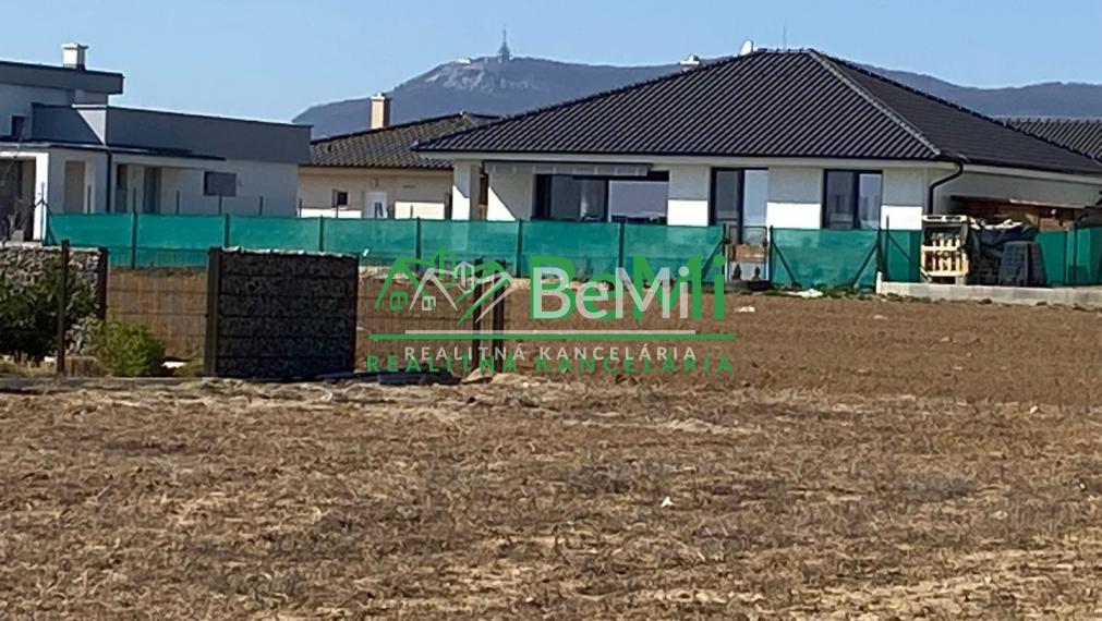 Pozemok ( 969 m2) so stavebným povolením + projekt Malý Lapáš ID 316-14-MIG