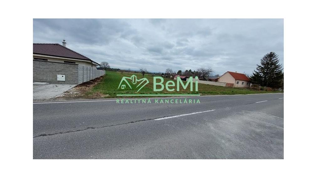 Exkluzívne - predaj veľký stavebný pozemok v obci Rakovice