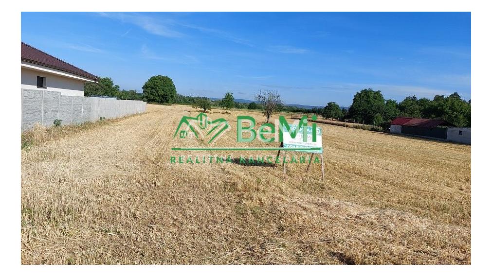 Exkluzívne - predaj veľký stavebný pozemok v obci Rakovice