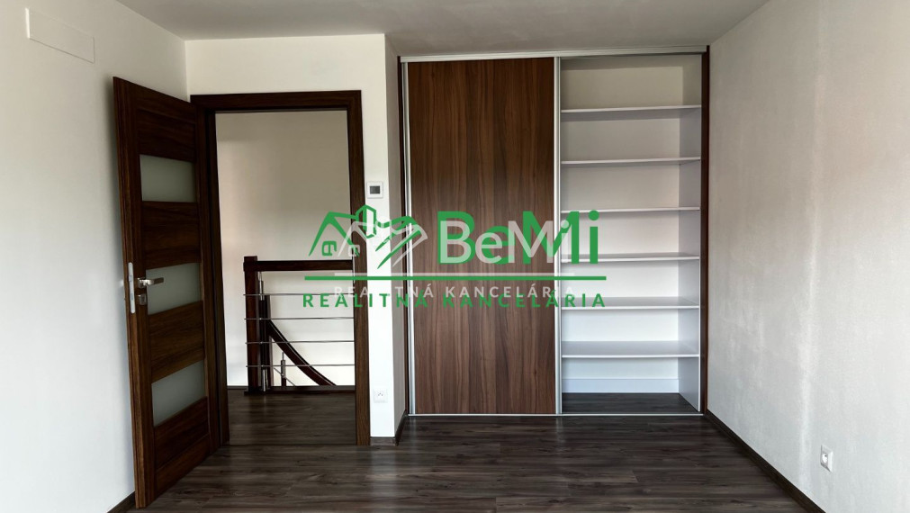 Prenájom  bytu v rodinnom dome  v tichej časti mesta Bytča (217-213-MACH)