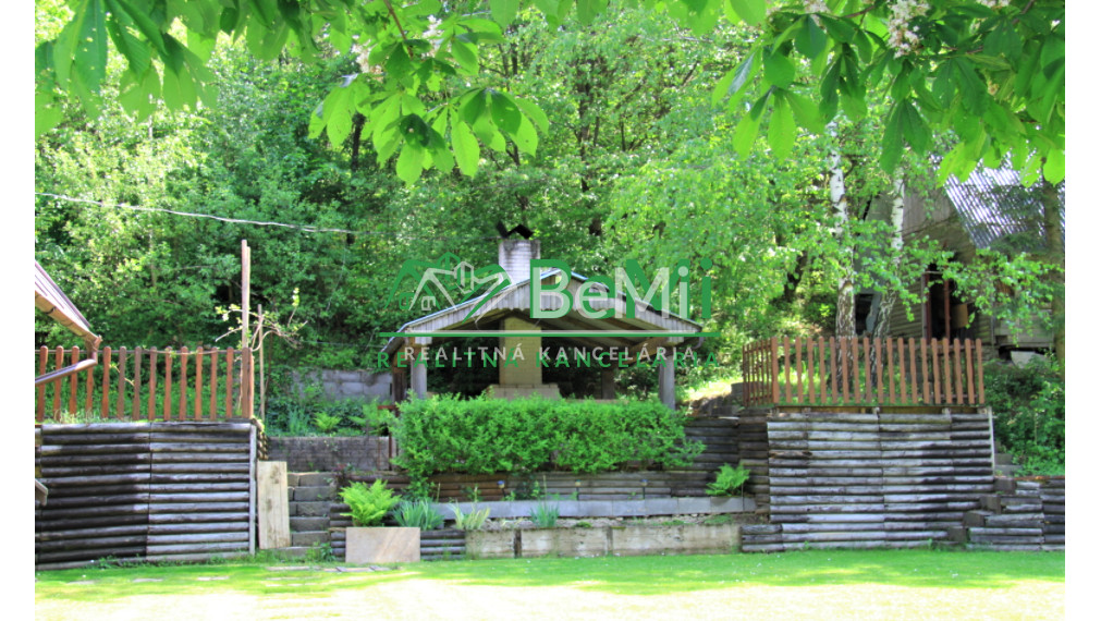 Chata na úplnej samote v lese s vlastnou prístupovou cestou  039-13-MACHO