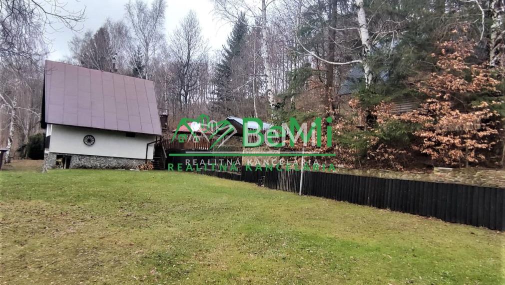 Chata na úplnej samote v lese s vlastnou prístupovou cestou  039-13-MACHO