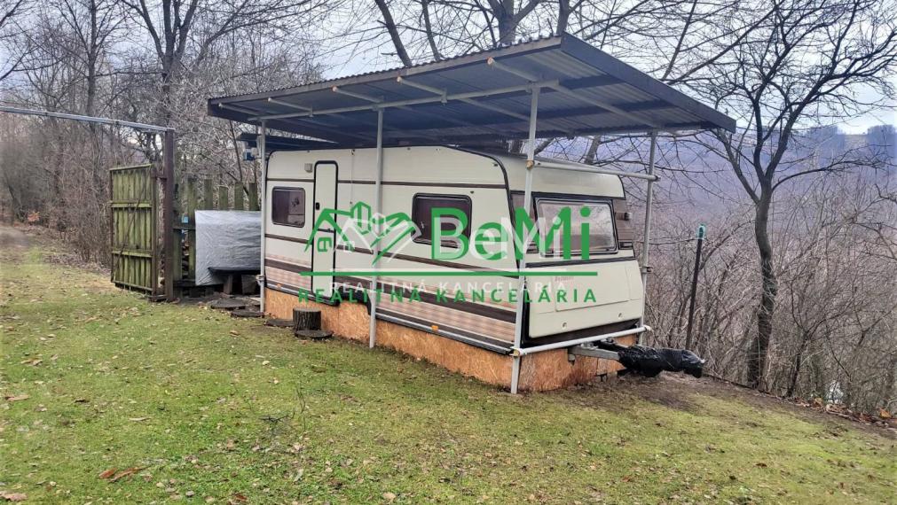 Chata na úplnej samote v lese s vlastnou prístupovou cestou  039-13-MACHO