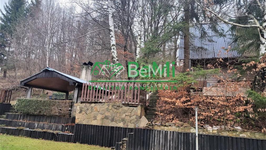 Chata na úplnej samote v lese s vlastnou prístupovou cestou  039-13-MACHO