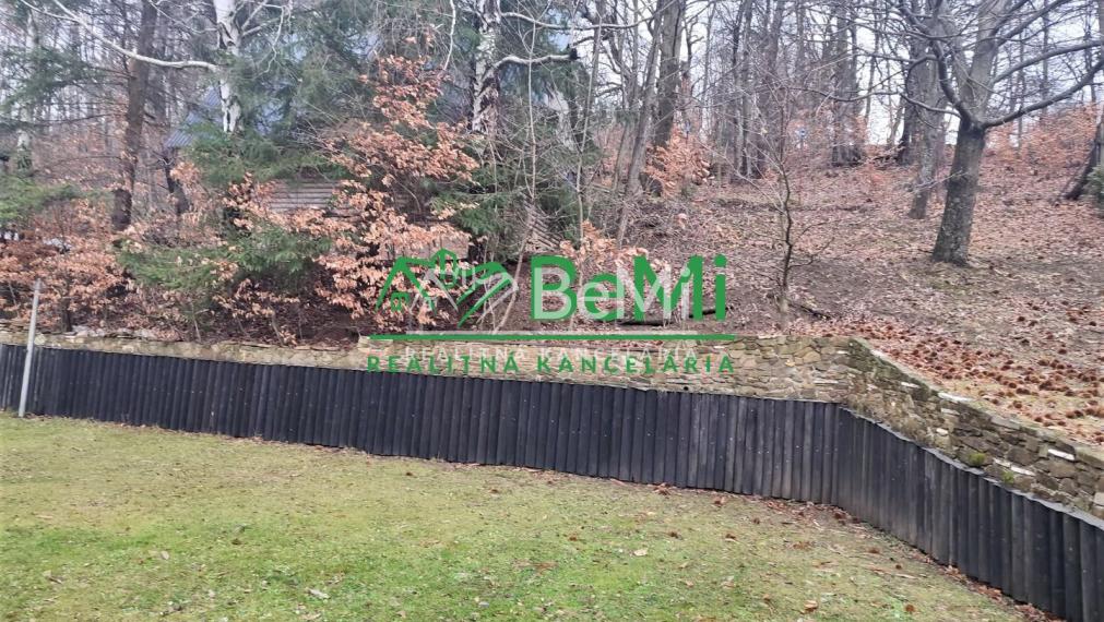 Chata na úplnej samote v lese s vlastnou prístupovou cestou  039-13-MACHO