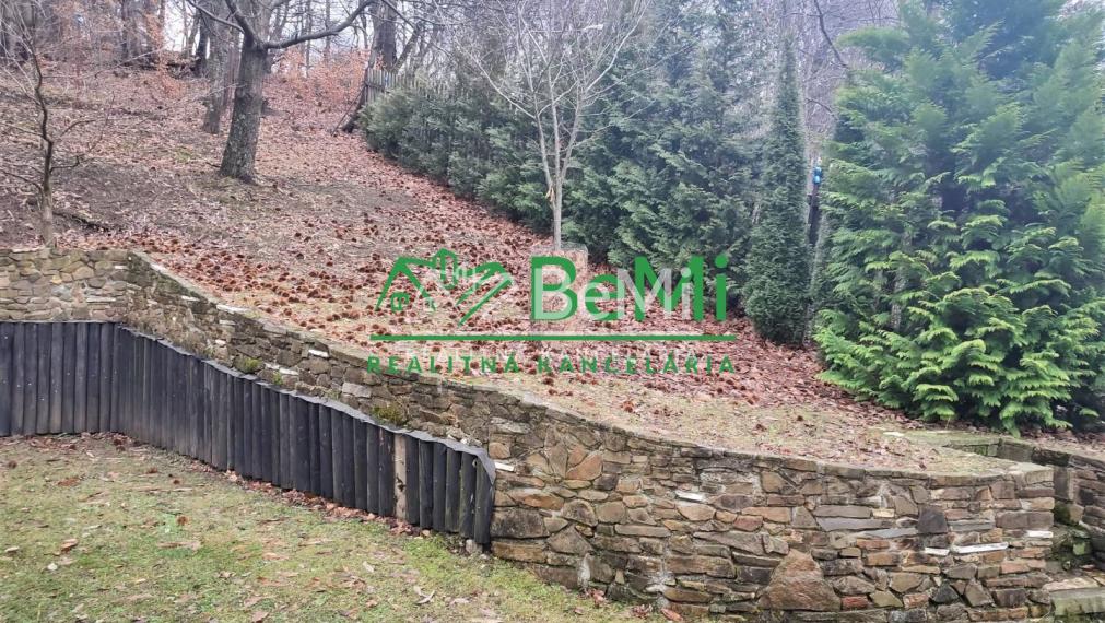 Chata na úplnej samote v lese s vlastnou prístupovou cestou  039-13-MACHO