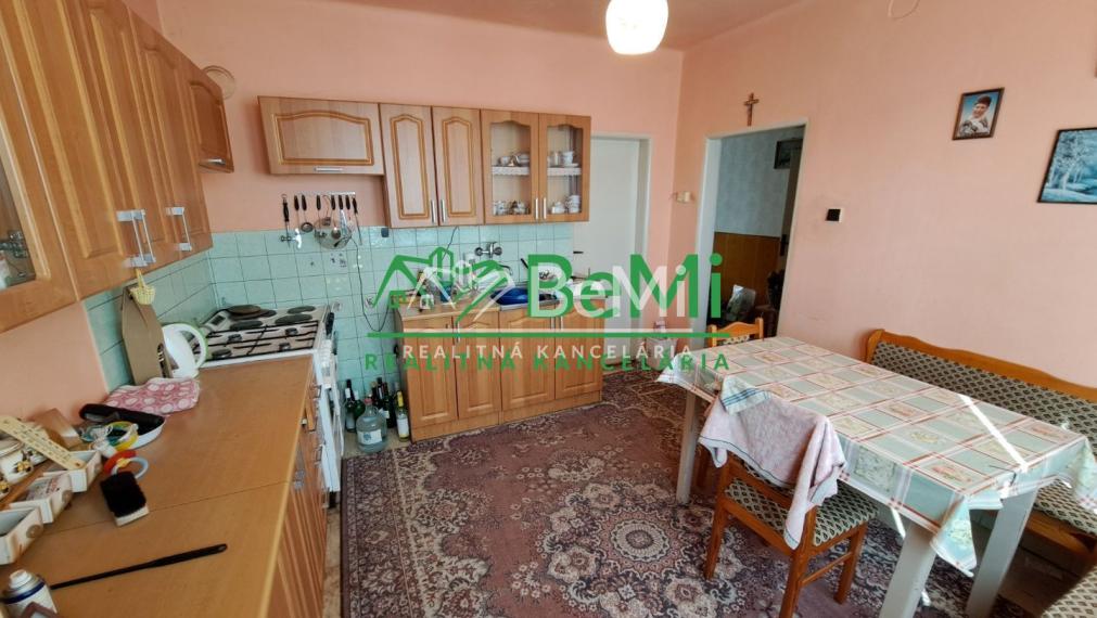 Rodinný dom 5 izb. - 480m2, zachovalý pôvodný stav, Neded ID 002-12-EVBA