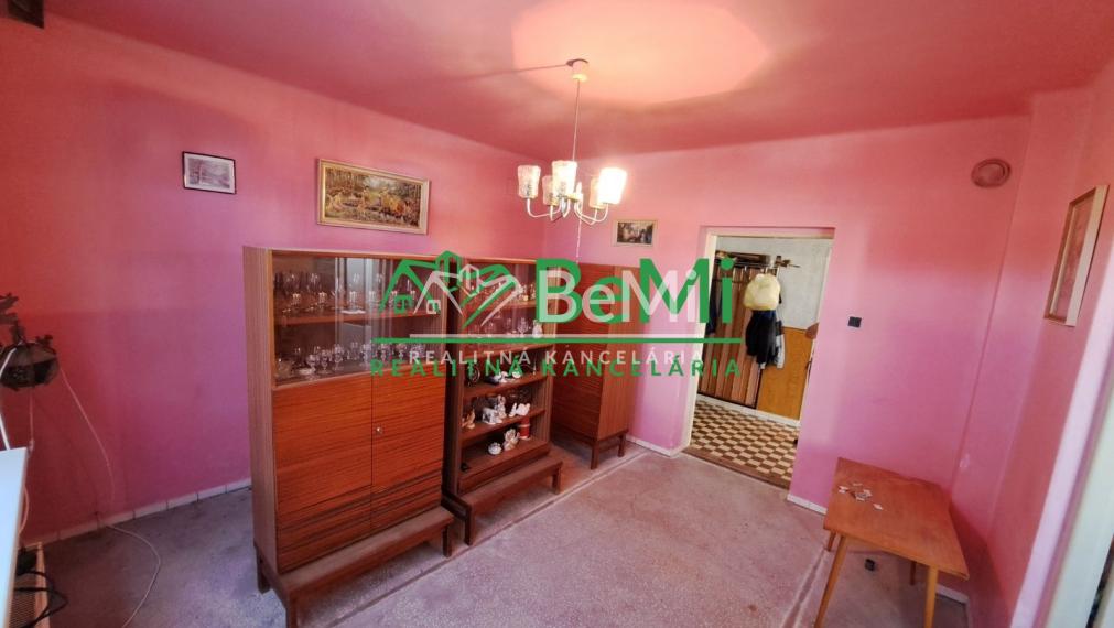 Rodinný dom 5 izb. - 480m2, zachovalý pôvodný stav, Neded ID 002-12-EVBA