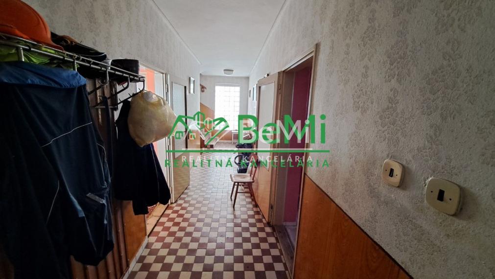 Rodinný dom 5 izb. - 480m2, zachovalý pôvodný stav, Neded ID 002-12-EVBA