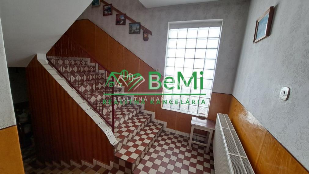 Rodinný dom 5 izb. - 480m2, zachovalý pôvodný stav, Neded ID 002-12-EVBA