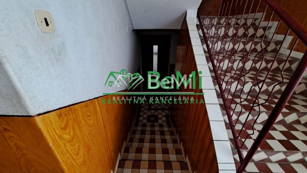 Rodinný dom 5 izb. - 480m2, zachovalý pôvodný stav, Neded ID 002-12-EVBA