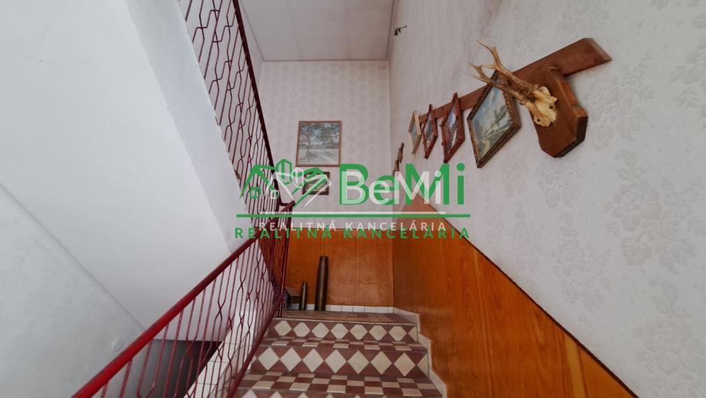 Rodinný dom 5 izb. - 480m2, zachovalý pôvodný stav, Neded ID 002-12-EVBA