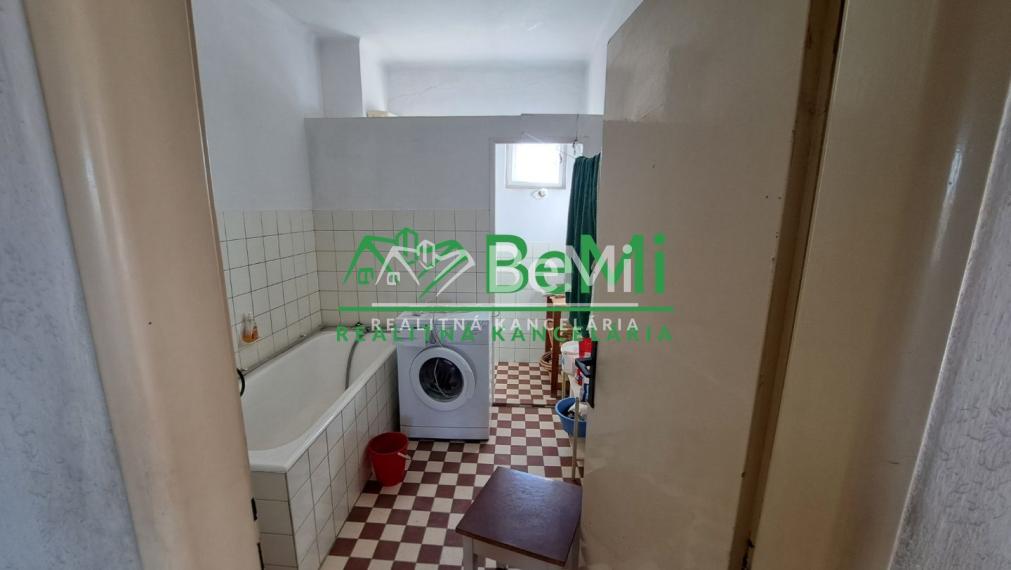 Rodinný dom 5 izb. - 480m2, zachovalý pôvodný stav, Neded ID 002-12-EVBA