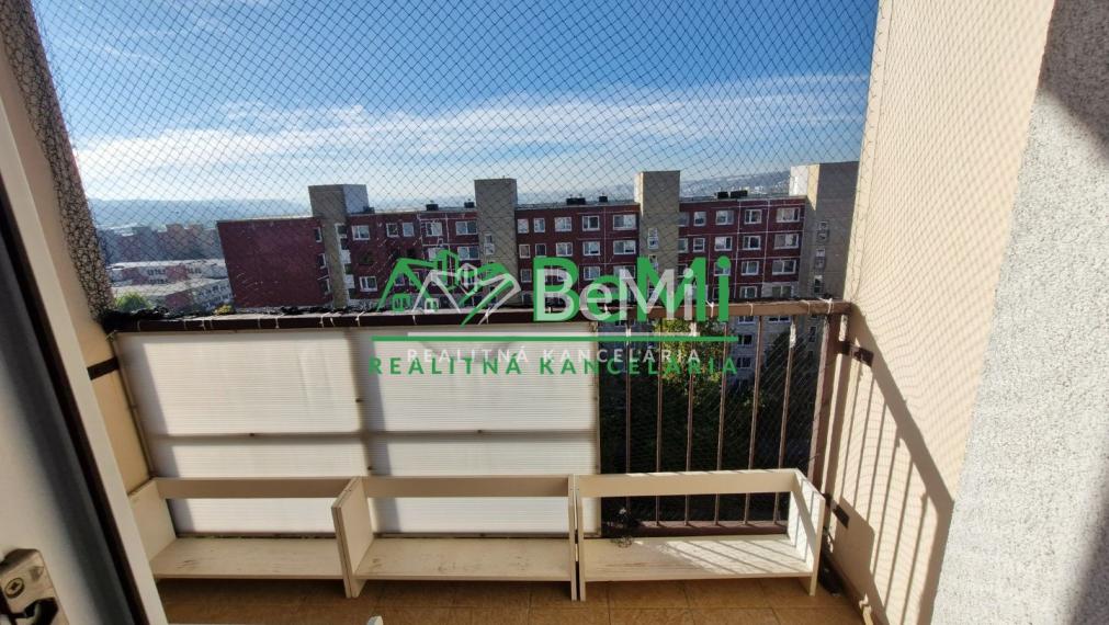 Ponúkame 3 izbový byt s krásnym výhľadom v tichom prostredí