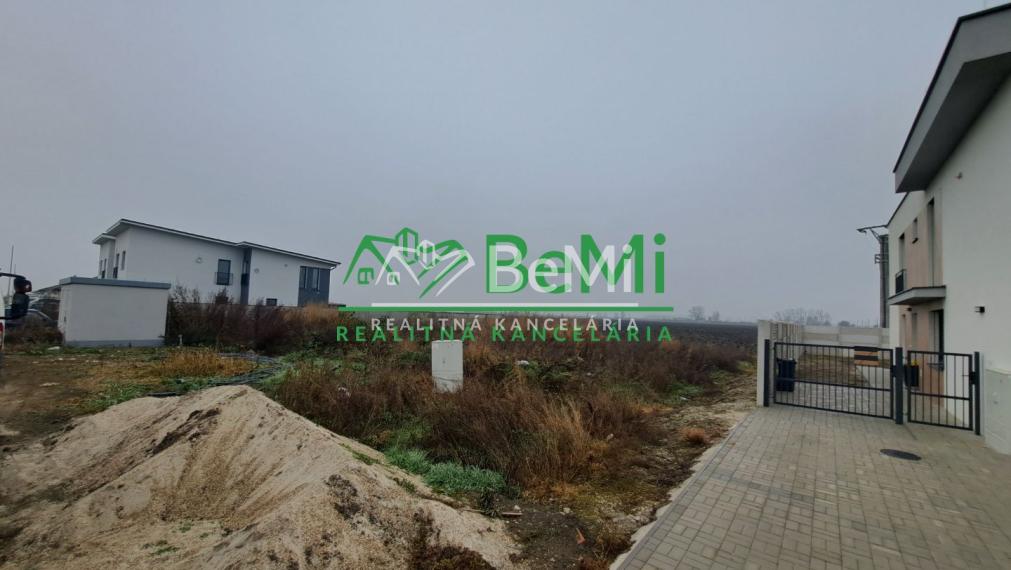 Stavebný pozemok - 688m2, Mostová ID 012-14-EVBA