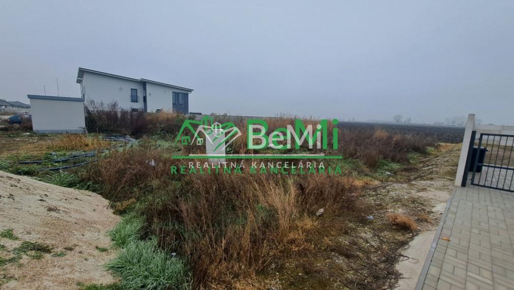 Stavebný pozemok - 688m2, Mostová ID 012-14-EVBA