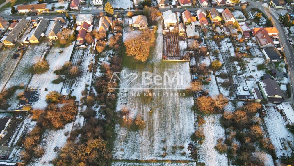 PREDAJ - STAVEBNÝ POZEMOK -  MOJMÍROVCE  ID 025-14-FIJA