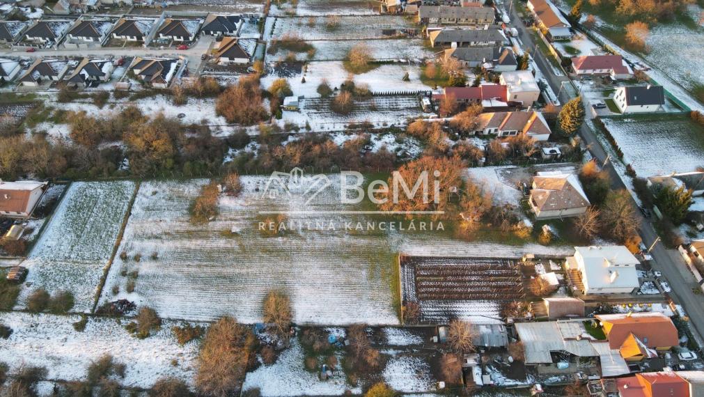 PREDAJ - STAVEBNÝ POZEMOK -  MOJMÍROVCE  ID 025-14-FIJA