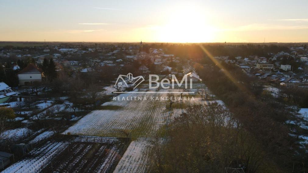 PREDAJ - STAVEBNÝ POZEMOK -  MOJMÍROVCE  ID 025-14-FIJA