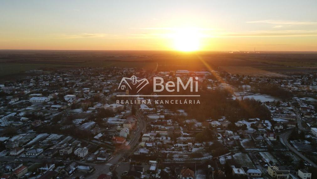 PREDAJ - STAVEBNÝ POZEMOK -  MOJMÍROVCE  ID 025-14-FIJA