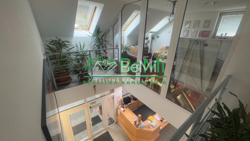 Moderný obchodno-administratívny komplex so skladom Nitra, Priemyselná ul.