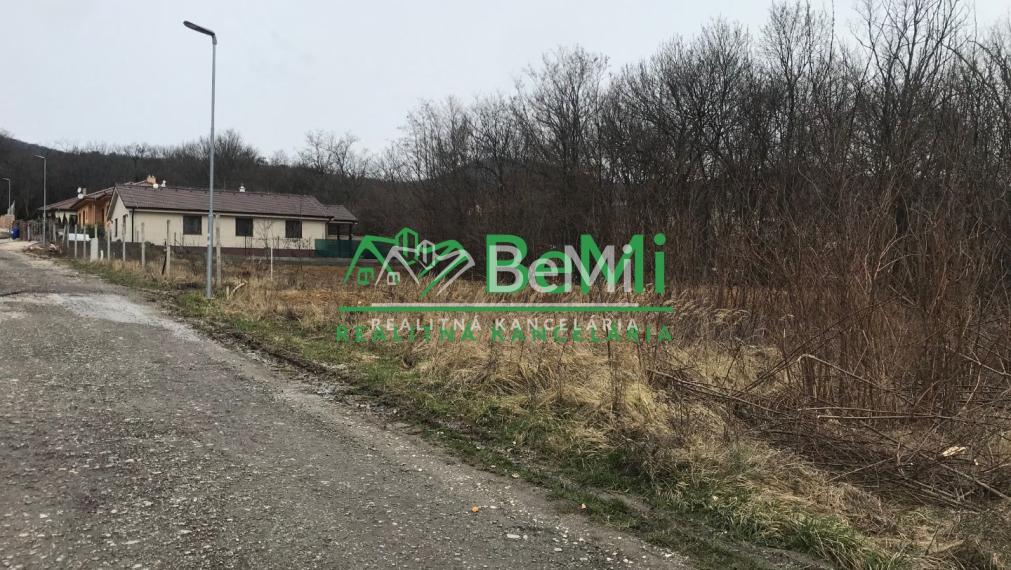 Pozemok Štitáre  (800 m2) ,v slepej uličke pod lesom ID 539-14-MIG