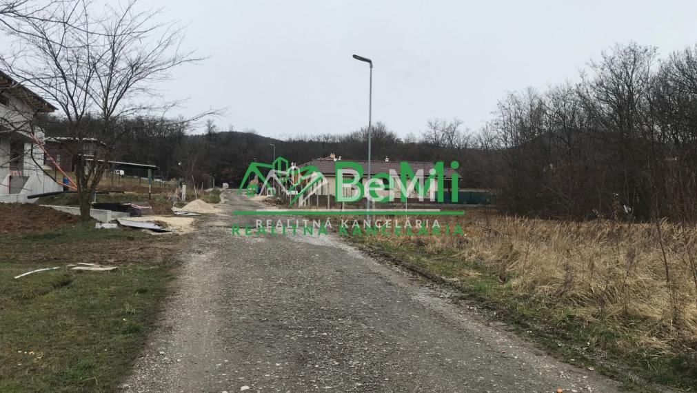 Pozemok Štitáre  (800 m2) ,v slepej uličke pod lesom ID 539-14-MIG