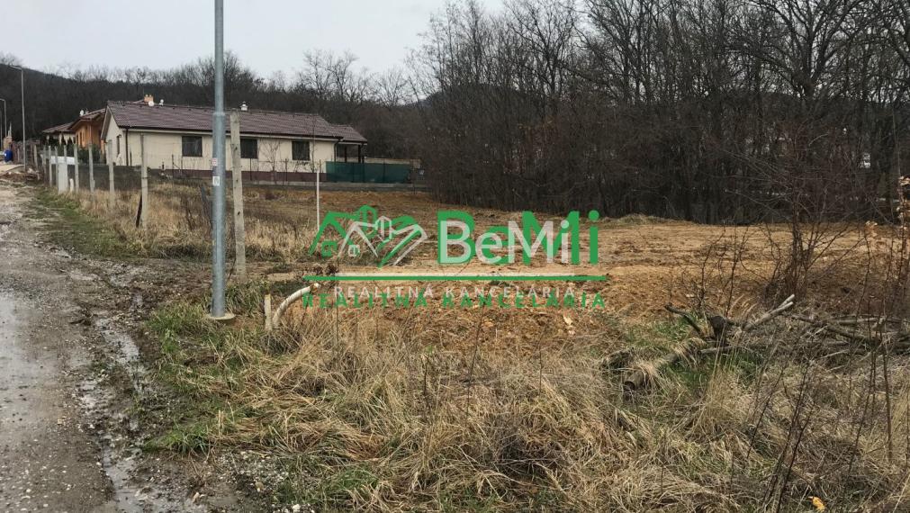 Pozemok Štitáre  (800 m2) ,v slepej uličke pod lesom ID 539-14-MIG